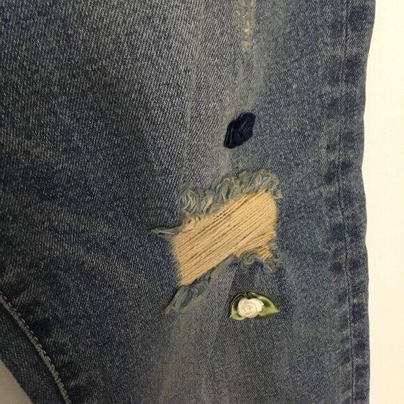 NWT William Rast Sweet Mama cropped, distressed Jeans Size 28 flower buds sewn - Picture 4 of 8